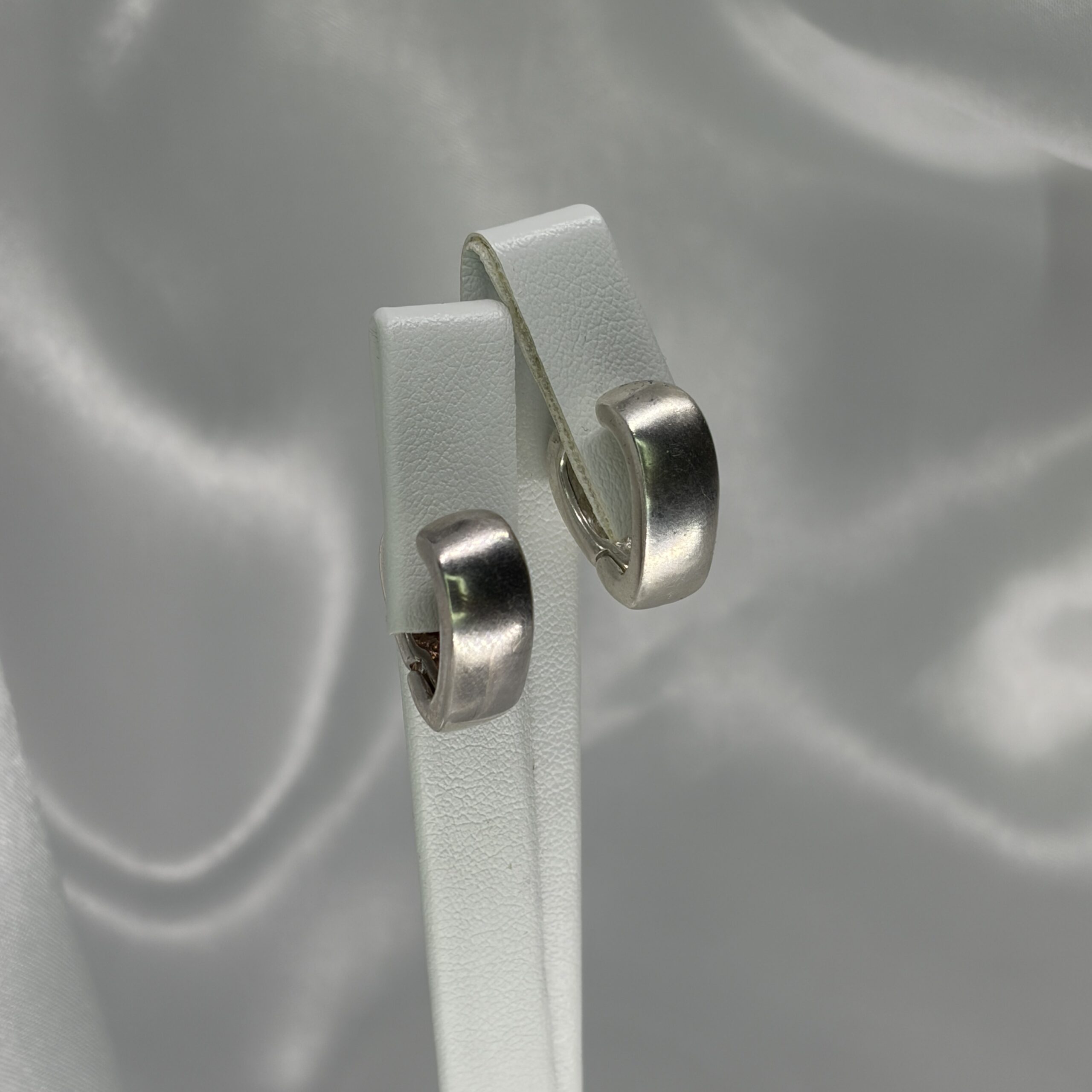 Elegáns matt ezüst fülbevaló - Image 3